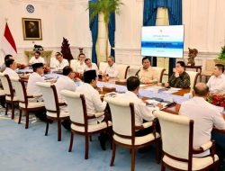 Menteri Pertahanan, Sjafrie Sjamsoeddin, menghadiri rapat terbatas yang dipimpin oleh Presiden Prabowo Subianto, di Istana Merdeka, Jakarta