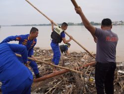 Bersama Anggota Dirpolairud Polda Jambi Turun ke Sungai Bersihkan Sampah