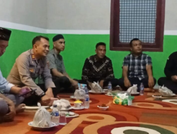 Kapolsek Tungkal Ulu Ajak Jurnalis Buka Puasa Bersama dan Bagikan Sembako Kebeberapa Warga